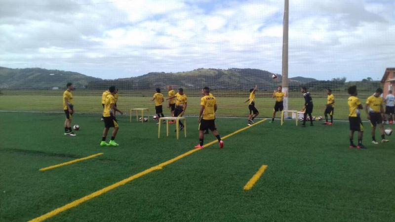 Jogadores do Tigre treinando no campo sintetico